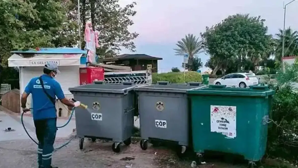 Büyükşehir'in sinek timleri Alanya sokaklarında