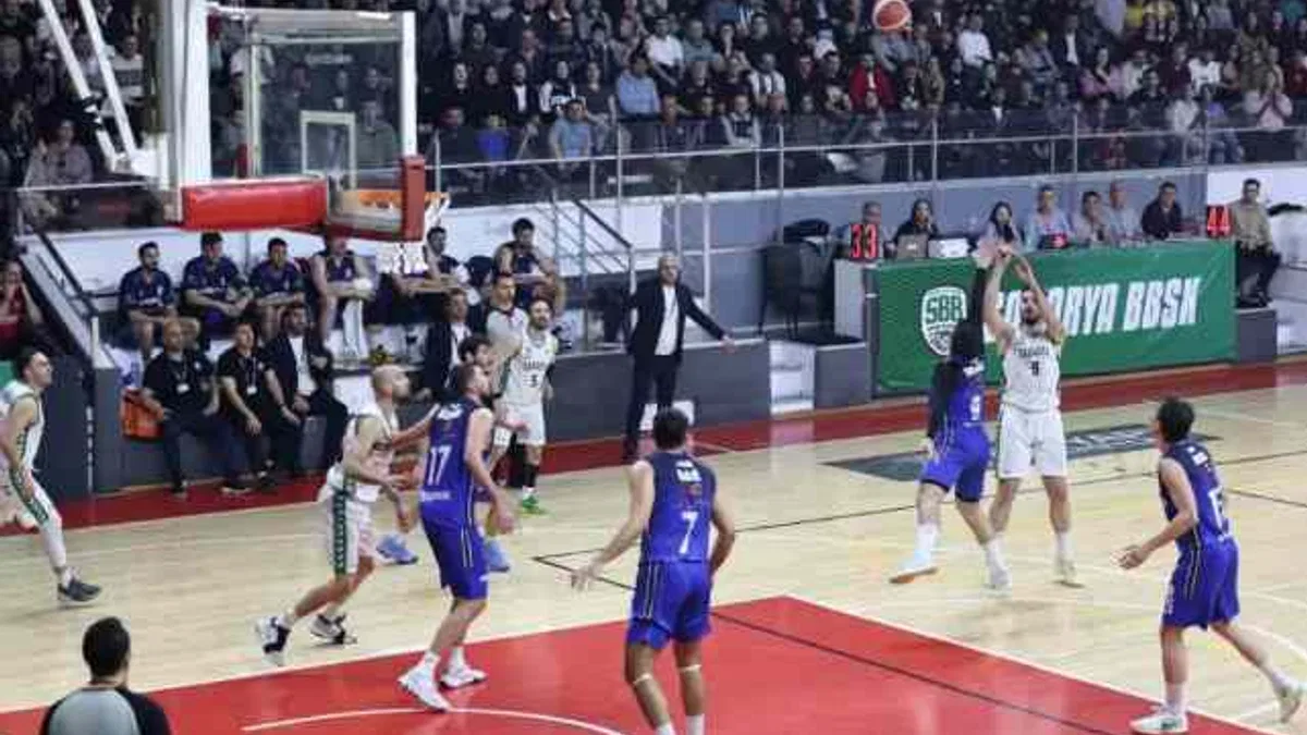 Sakarya potada yarı final serisine galibiyetle başladı