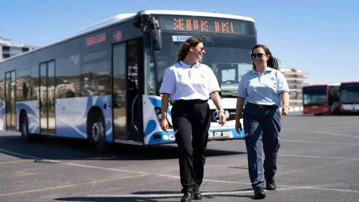 ESHOT şoförleri yeni görünümüyle İzmir yollarında
