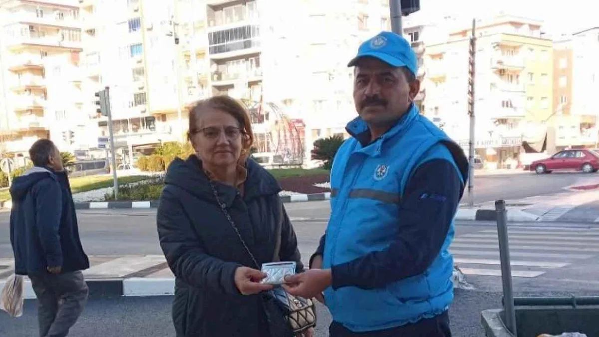 Belediye personeli kayıp cüzdanı sahibine ulaştırdı