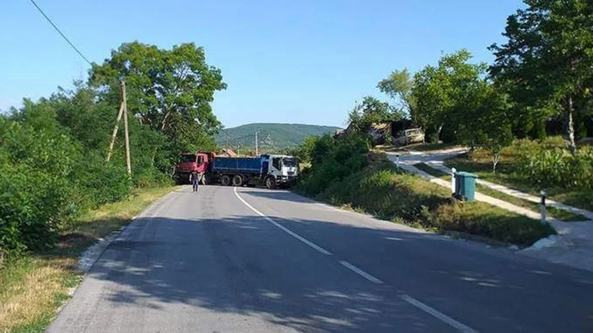 Kosova hükümeti, Sırp bölgesindeki barikatların kaldırılmasında ısrarcı