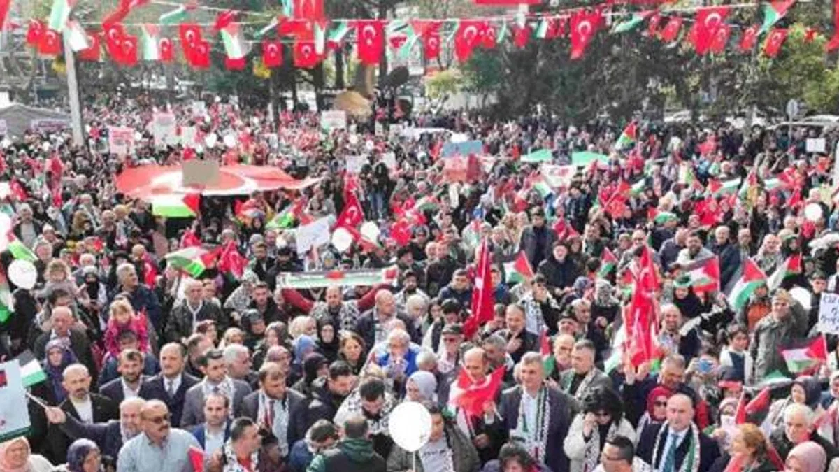 Gölcük'te binlerce kişi Filistin için yürüdü