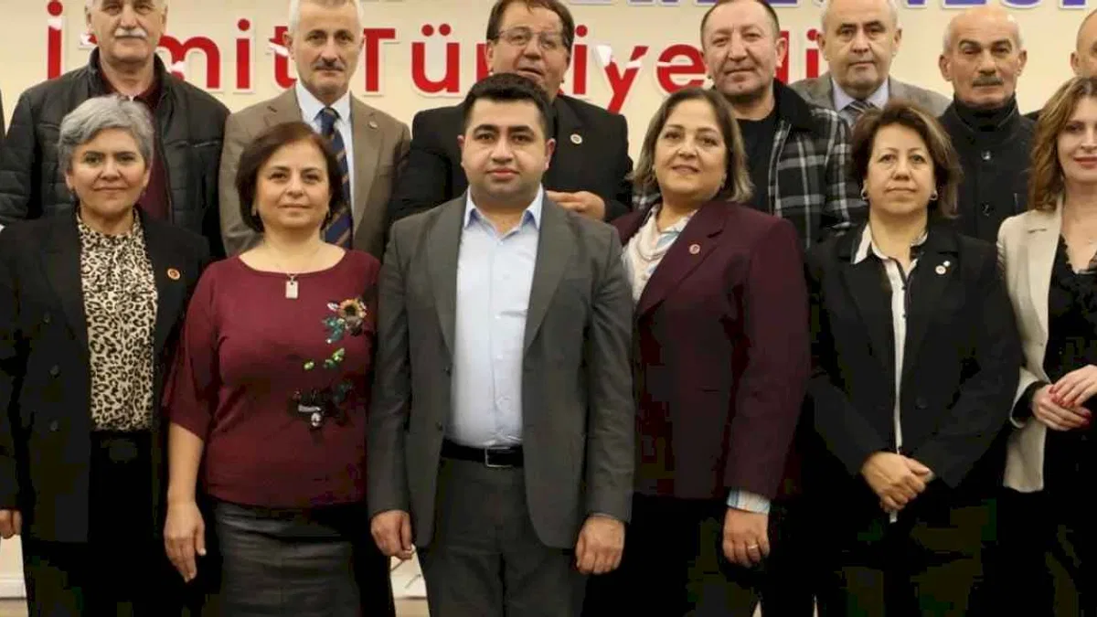 İzmit Belediyesi muhtarlarla 2024 yılı değerlendirme toplantılarına devam ediyor