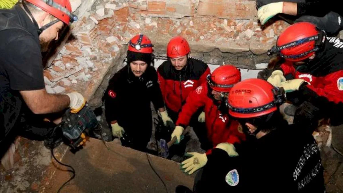 Sakarya'nın kalbindeki o enkaza girdi! Bol aksiyonlu canlı kurtarma tatbikatı