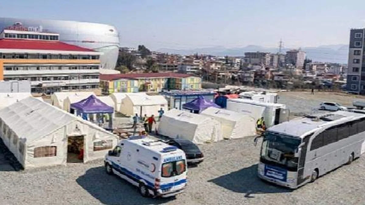 İzmir Büyükşehir Belediyesi Hatay'da mobil ameliyathaneli sahra hastanesi kurdu