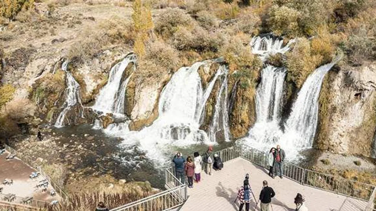 Muradiye Şelalesi bugünlerde fotoğraf tutkunlarının gözdesi oldu