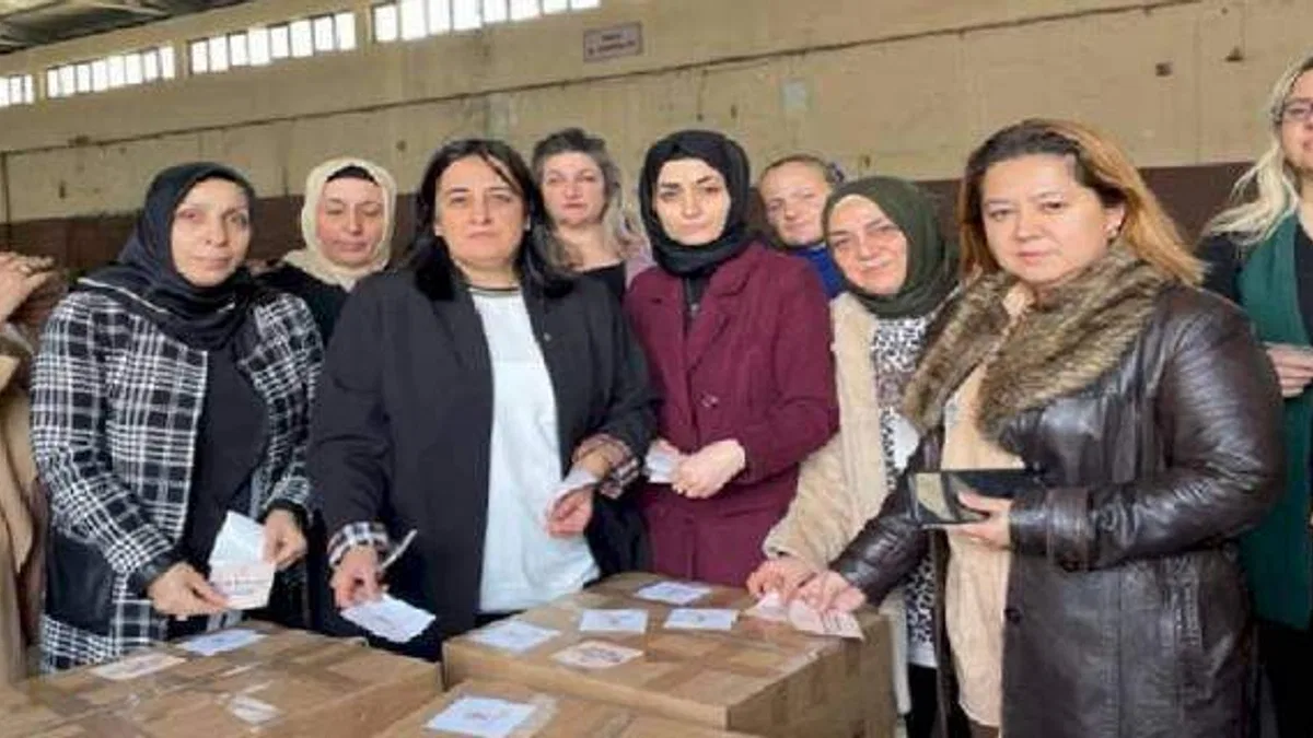 Bursalı 'AK Kadınlar'dan 550 koli mutfak seti