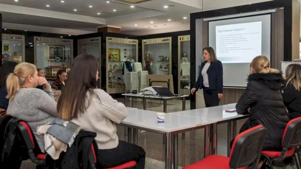 İzmirli yurttaşlar, rahim ağzı kanserine karşı bilinçleniyor