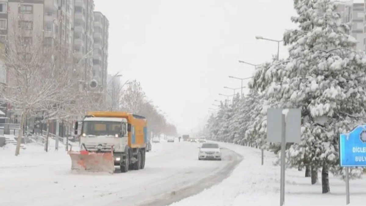 Diyarbakır’da kar yağışına karşı kesintisiz mücadele