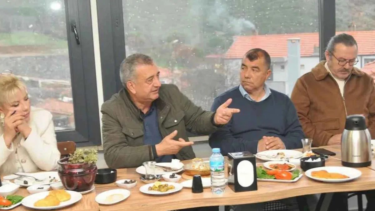 Başkan Günay, Güzelbahçe’de Muhtarlarla Buluştu
