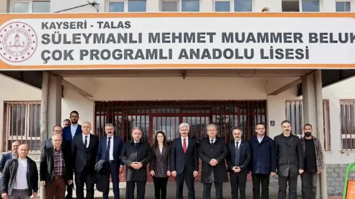 Başkan Yalçın öğrencilerin tiyatro gösterisini izledi