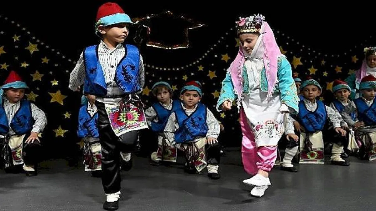 Miniklerden yıl sonu mezuniyet gösterisi