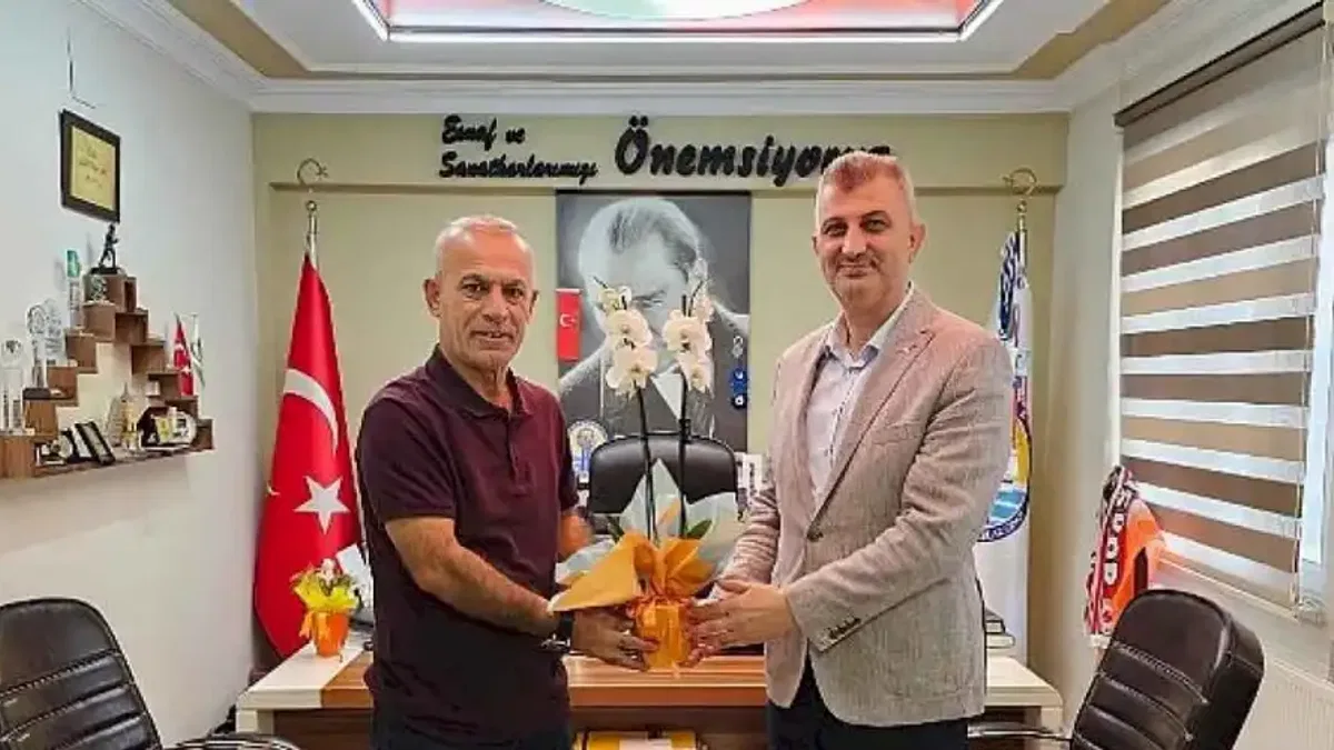 Gölcük Belediye Başkanı Ali Yıldırım Sezer, Ahilik Haftası kapsamında Gölcük Esnaf ve Sanatkârlar Odası'nı ziyaret etti.