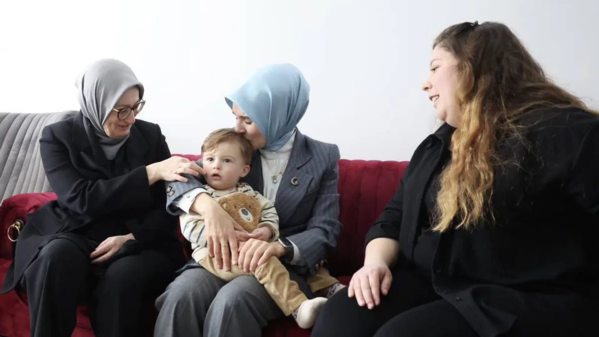 Bakan Göktaş'tan şehit Burak Büyükçaylı'nın ailesine ziyaret