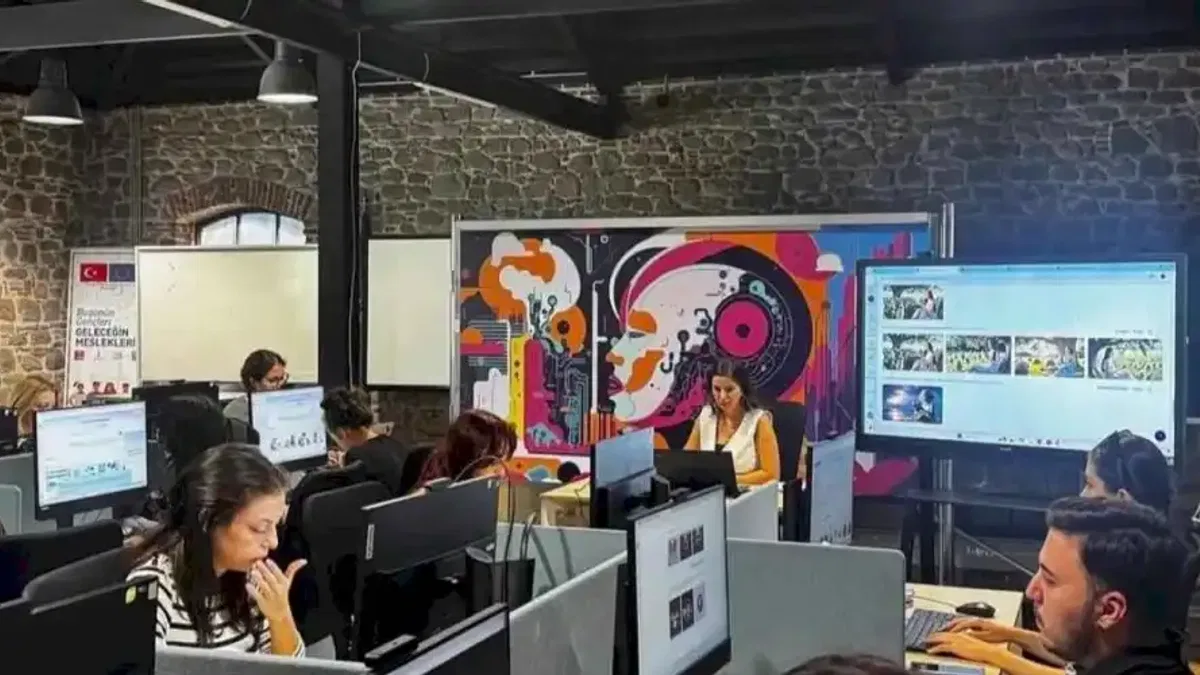 İzmir Büyükşehir’den Gençlere “Canva” Eğitimi
