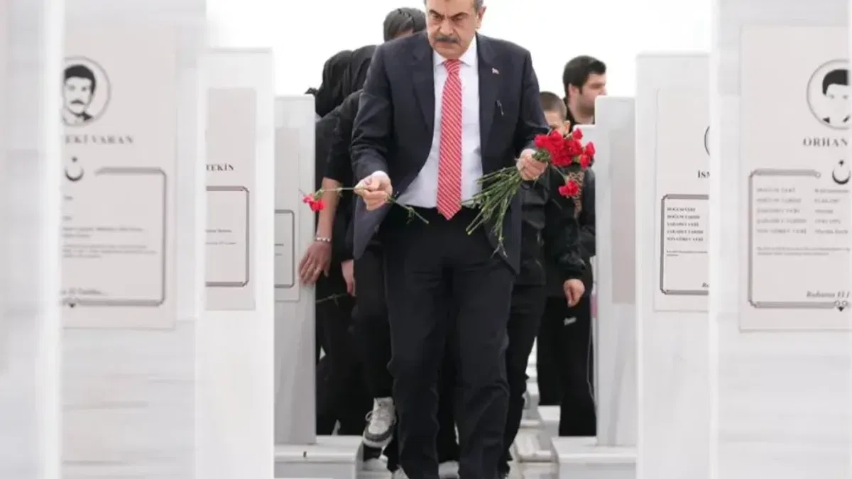 Bakan Tekin'den Şehit Öğretmenler Anıtı'na ziyaret
