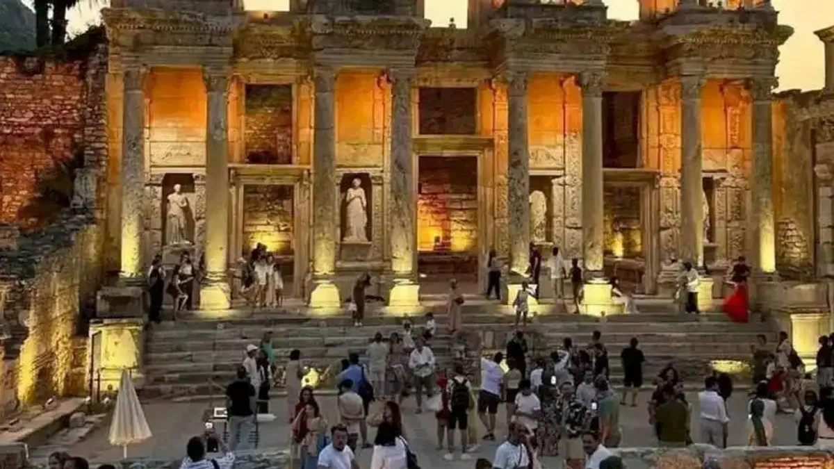 İzmirli gençler Efes’i keşfetti