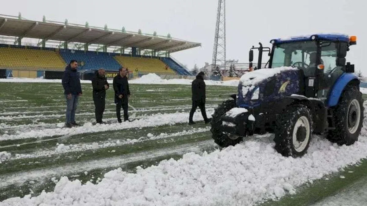 Ağrı’da müdür traktörle sahaya indi