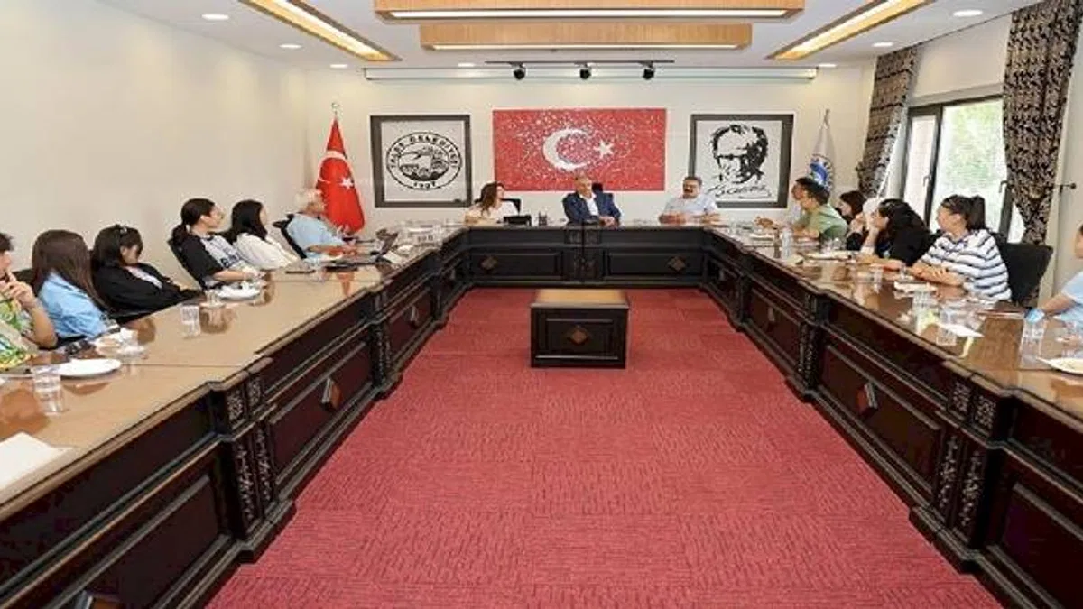 Mustafa Yalçın Kazak öğrencileri ağırladı