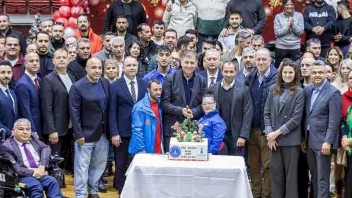 İzmir'de Başkan Tugay, yeni yıl öncesi sporcularla bir araya geldi