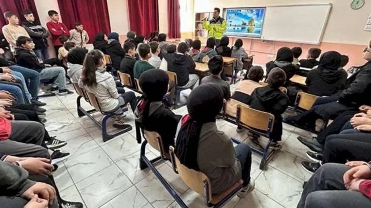 Afyonkarahisa'da trafik bilincine Jandarma desteği