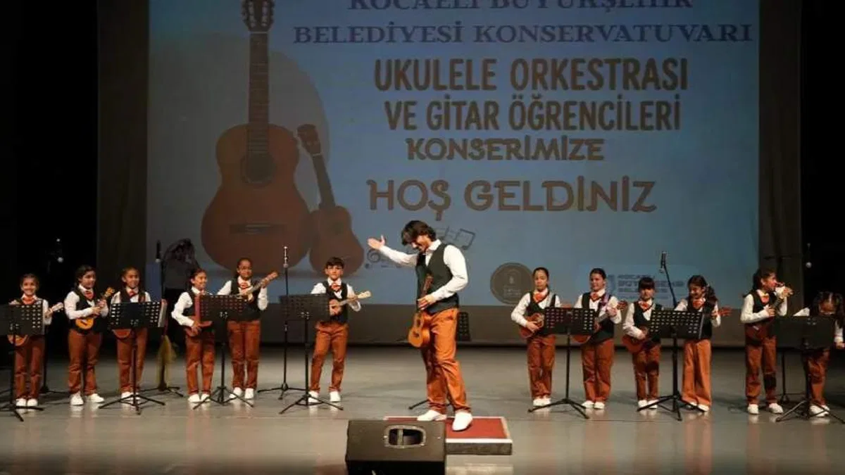 Kocaeli'de konservatuvar öğrencileri hem çaldı hem oynadı