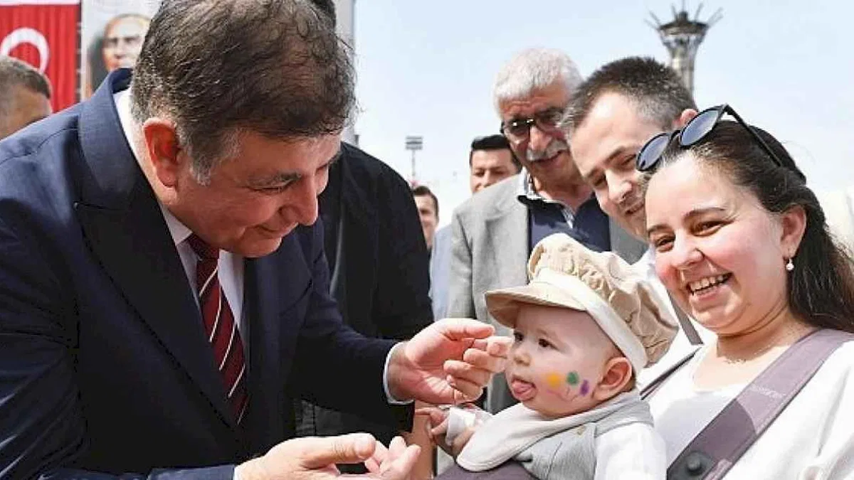 Başkan Tugay vadetti, uyguladı, yüzler güldü İzmirli kadınların "Anne Kart" mutluluğu