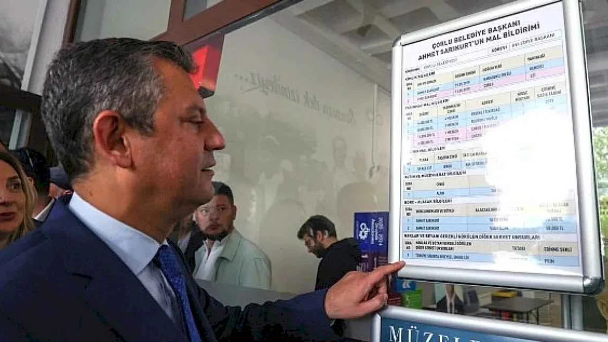 Çorlu Belediye Başkanı Ahmet Sarıkurt, belediye girişinde bulunan panolara astığı mal beyanı belgesiyle mal varlığını kamuoyuyla paylaştı