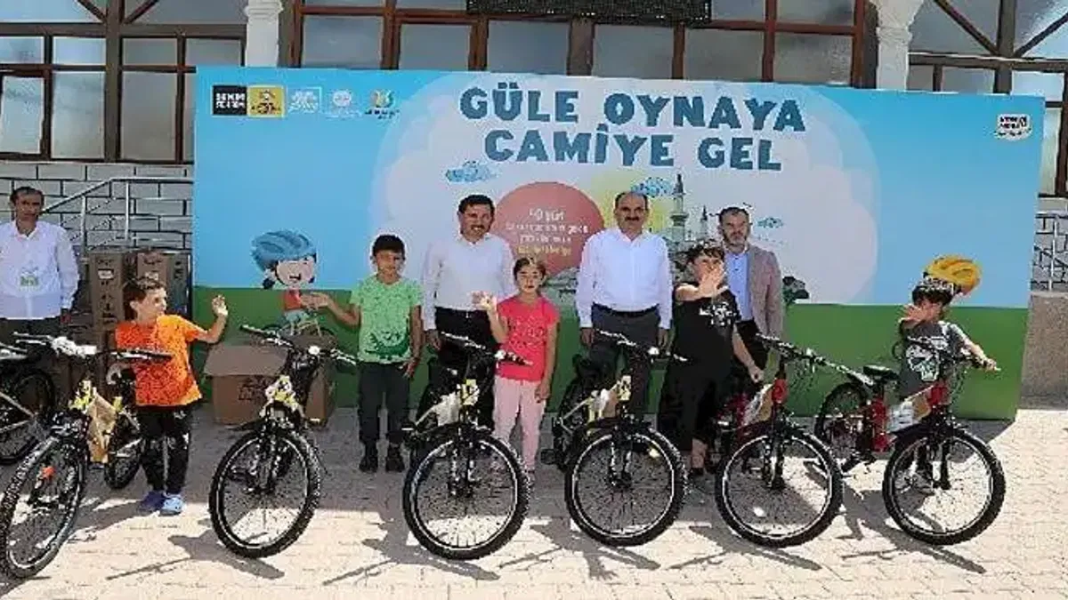 Güle Oynaya Camiye Gel Projesi'nde Bisiklet Dağıtımı Başladı