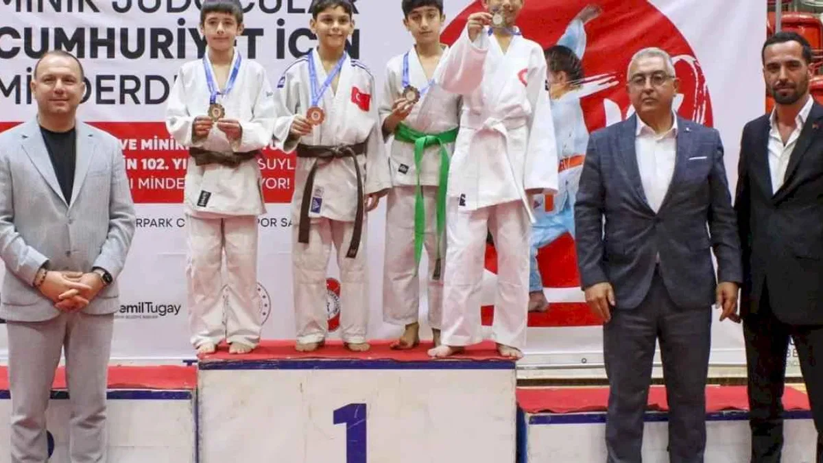 İzmirli minik sporcular Cumhuriyet için ter döktü