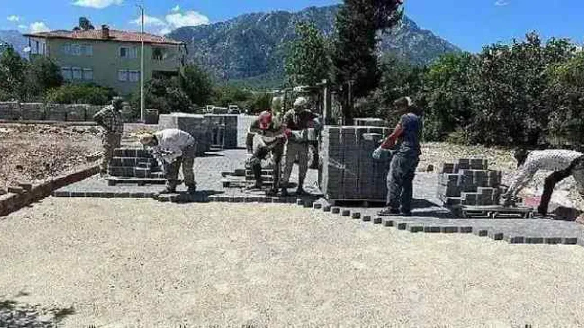 Kemer'de yol ve kaldırım çalışmaları