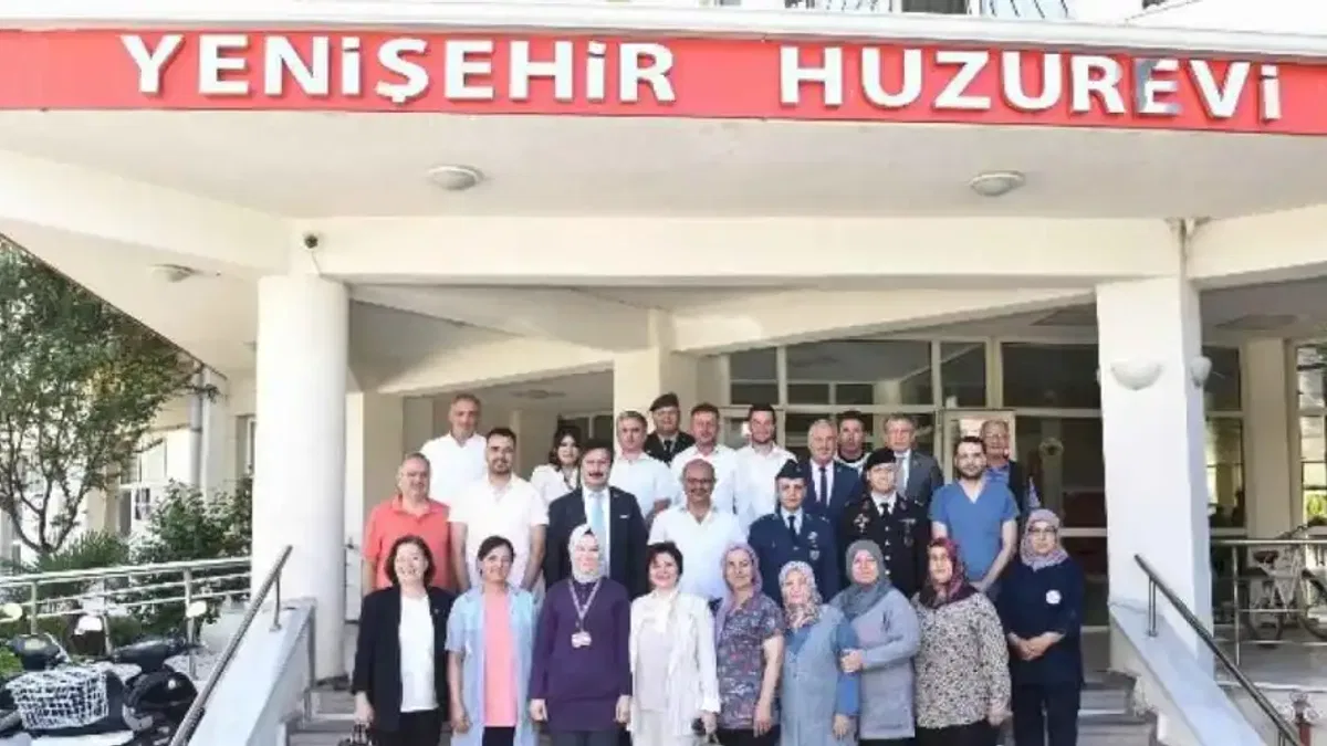 Yenişehir Halkı Belediye Meydanı’nda bayramlaştı