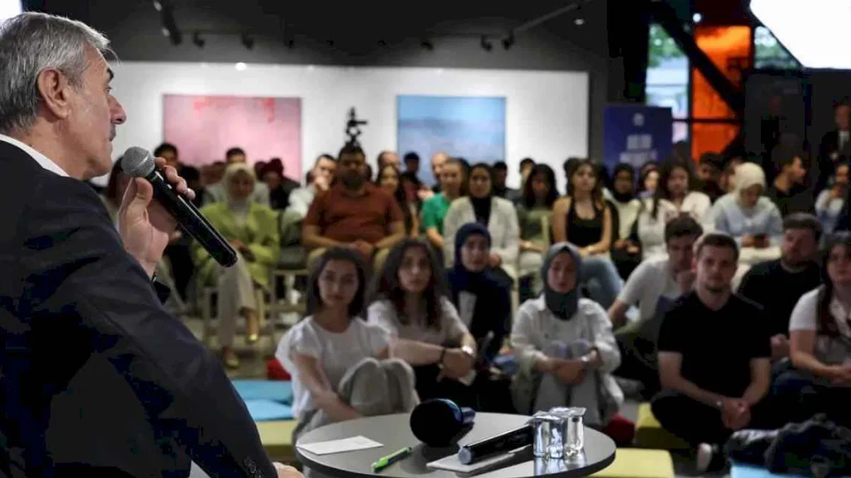 Başkan Alemdar Sakarya'da gençlerle koyu sohbette