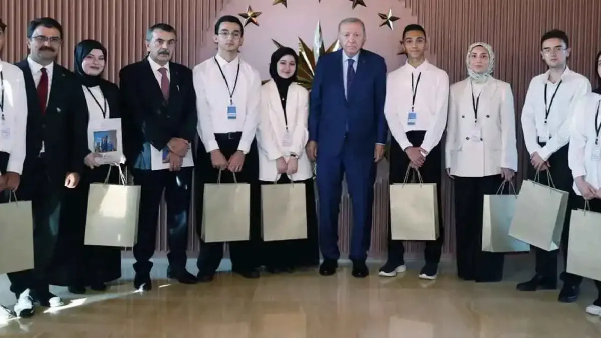 Cumhurbaşkanı Erdoğan Ahlat'ta öğrencileri kabul etti