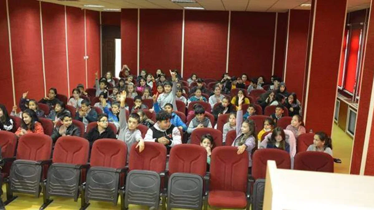 Öğrenciler mesleklerle ilgili bilgiyi ustalardan öğreniyor