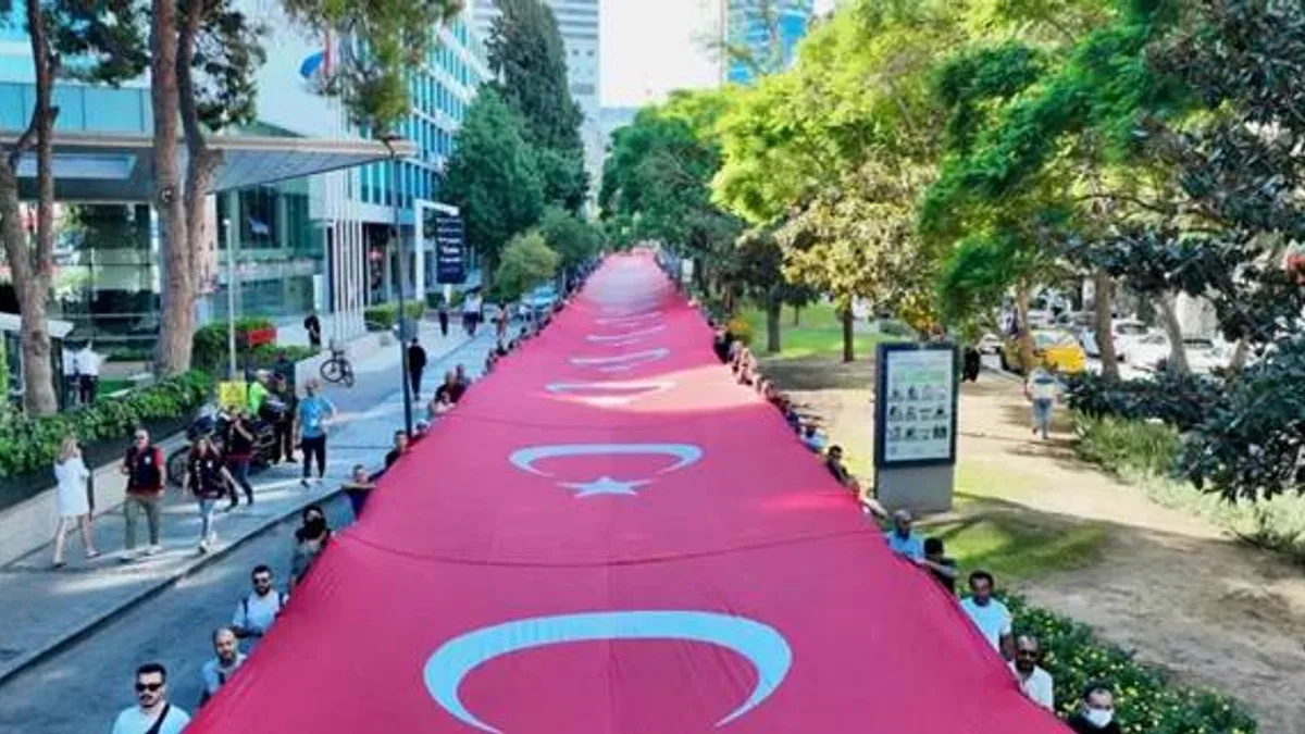İzmir’de sessiz saygı: 350 metrelik Türk Bayrağıyla Zafer yürüyüşü
