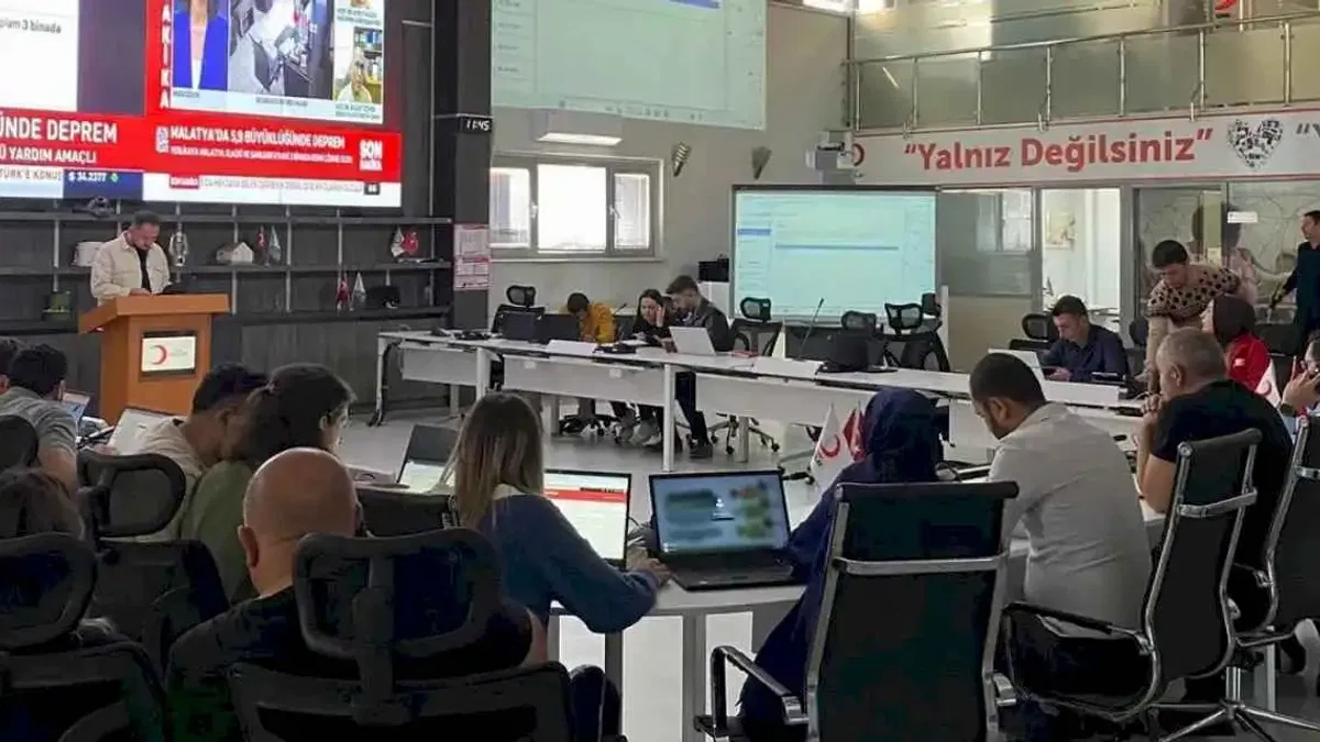 Depremde 3 binada kısmi çökme yaşandı... Malatya'da eğitime 1 günlük ara