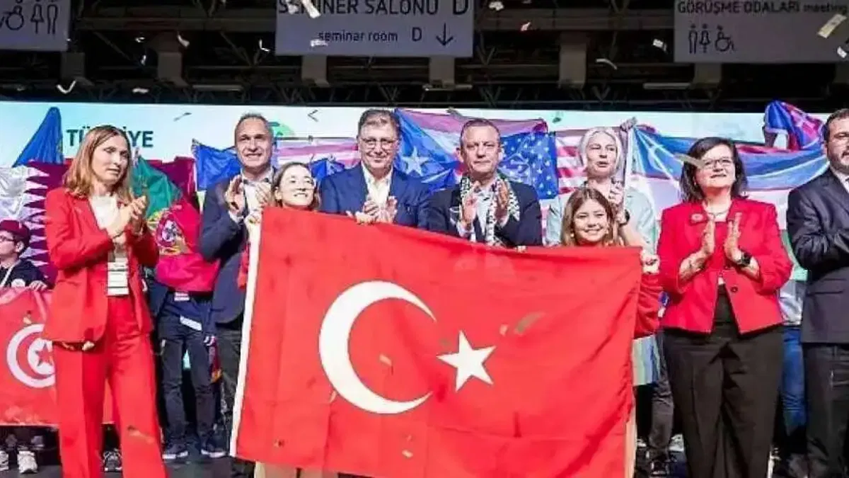 Özgür Özel dünya çocuklarına Atatürk'ün sözleriyle seslendi: Yurtta barış, dünyada barış!