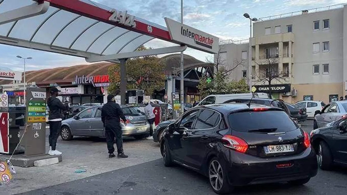 Akaryakıt kuyruklarında saatler süren bekleyişi 20 dakikaya düşürdüler