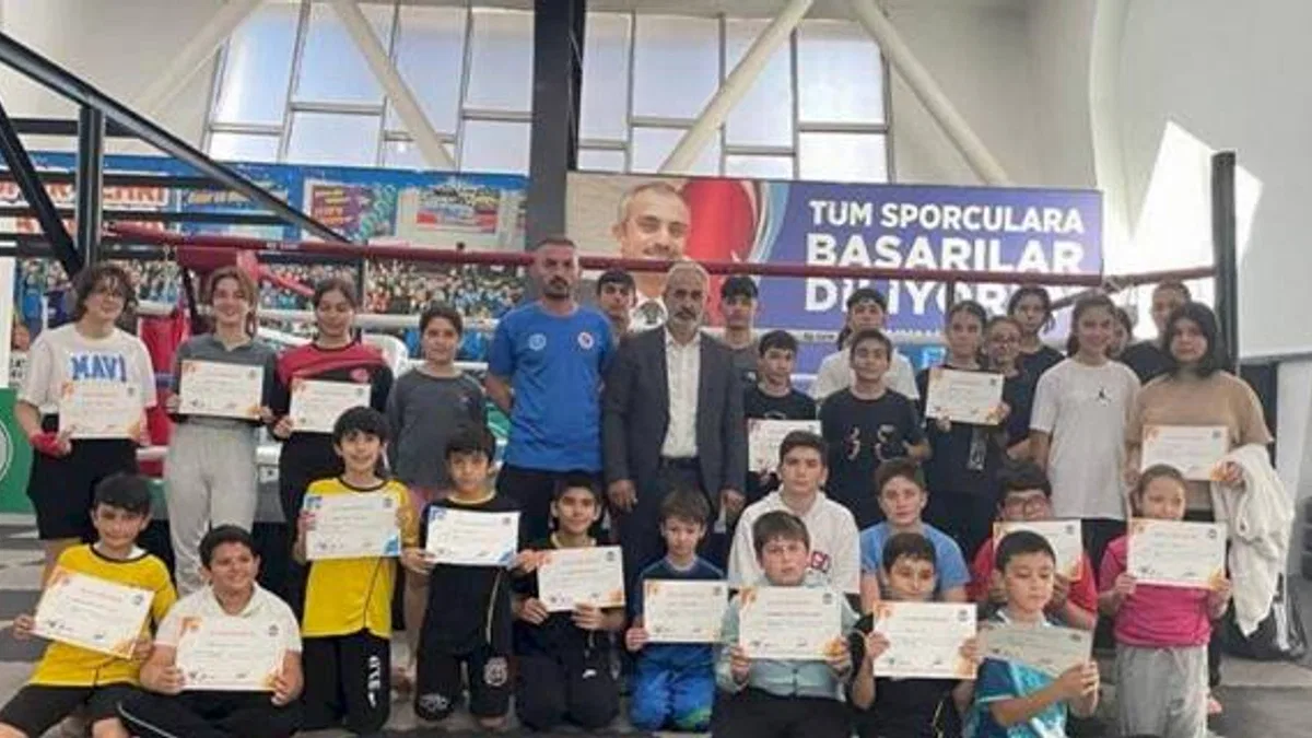 Yeni kick boks sporcuları kuşak diplomalarını aldı