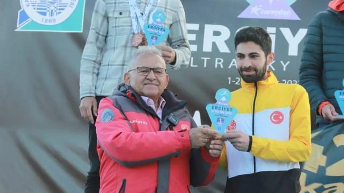 Kayseri Büyükşehir Belediye Başkanı Büyükkılıç, ödül törenine katıldı