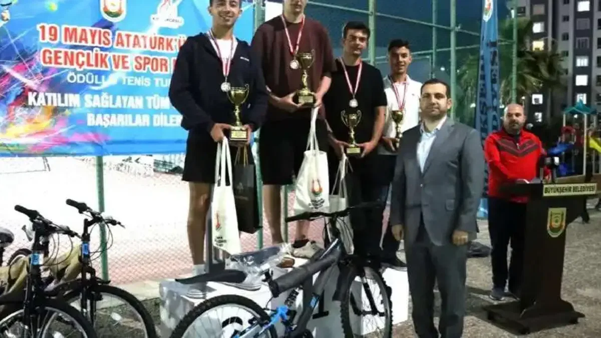 Tenis şampiyonları ödüllerini aldı