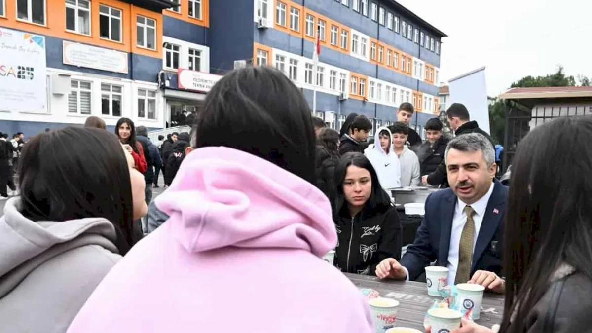 Bursa'da Başkan Yılmaz hafta mesaisine öğrencilerle başladı