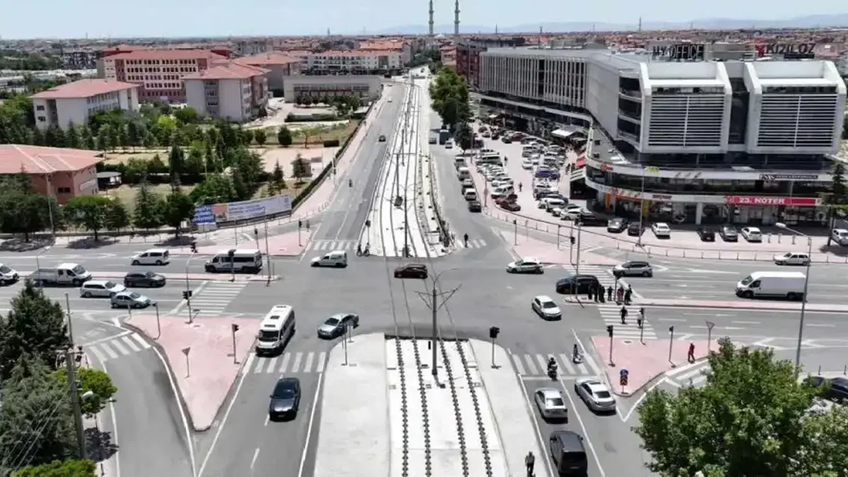 Konya'da tramvay hattı enerji montajı sürüyor
