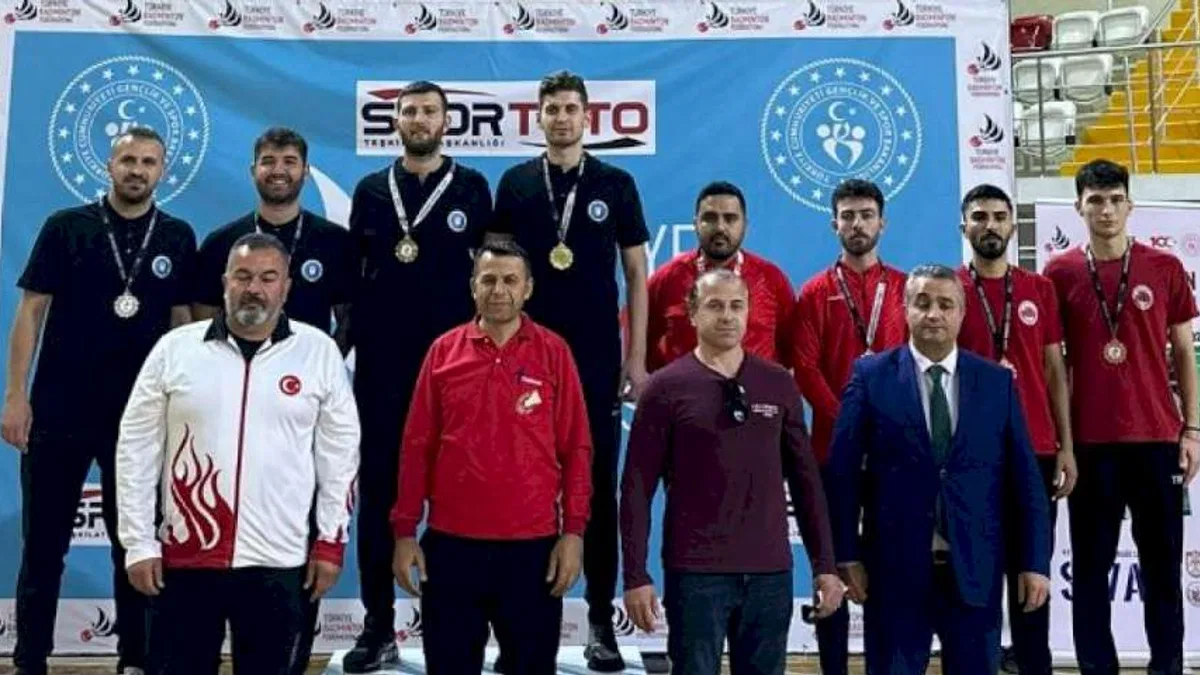 Bursalı badmintoncular Sivas kürsüsünde