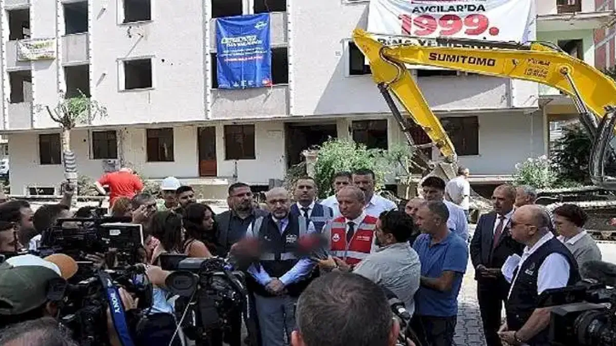 Avcılar'da 17 Ağustos'un Yıl Dönümünde 1999. Bina Yıkıldı