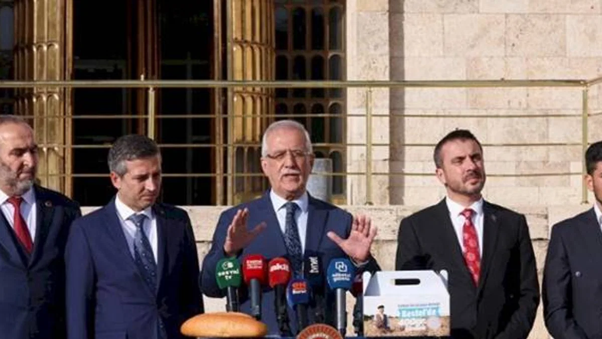 Bursa Milletvekili Aydın, TBMM'de ekmek dağıttı