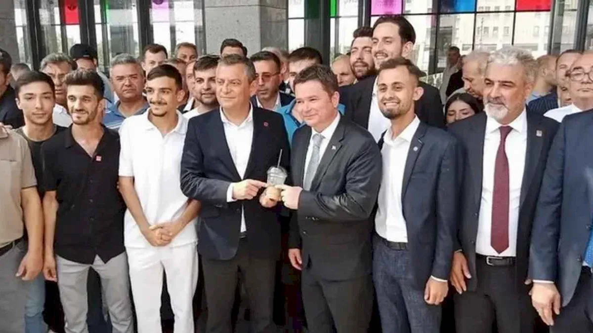 CHP Genel Başkanı Özgür Özel, Bursa'da Osmangazi Meydanı'nı gezdi
