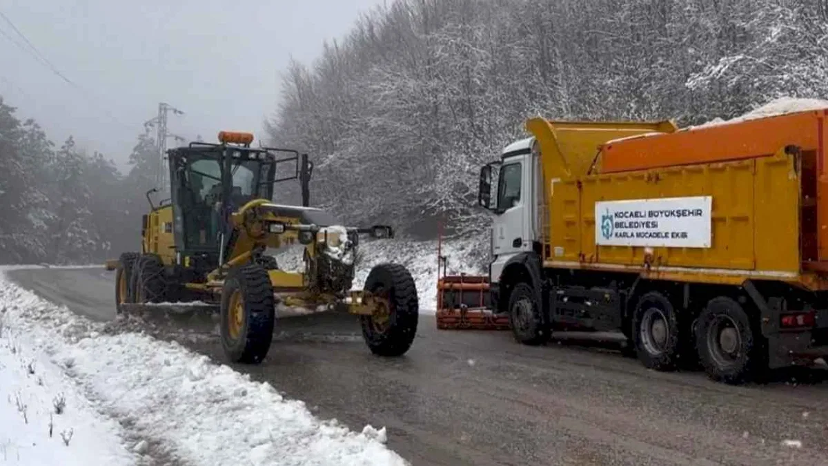 Kocaeli'de kar mesaisi sürüyor