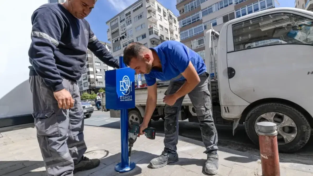 İzmir'de duraklara 3 binin üzerinde çöp kovası